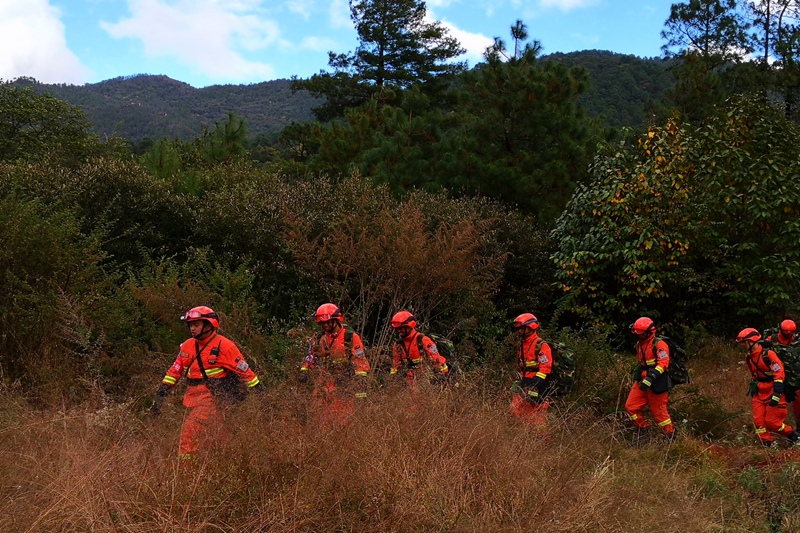 云南保山：多支森林消防队伍在人流密集区宣传防火知识