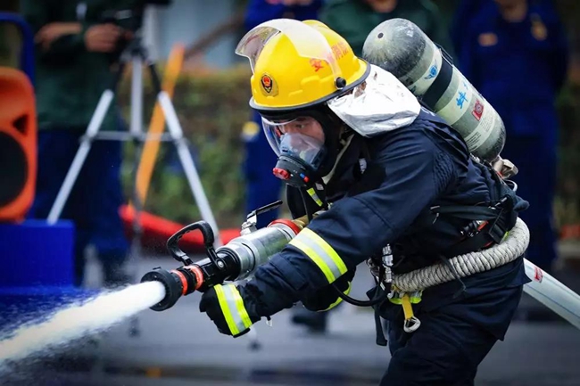 全国首届“火焰蓝”消防救援技能对抗比武鸣枪开赛