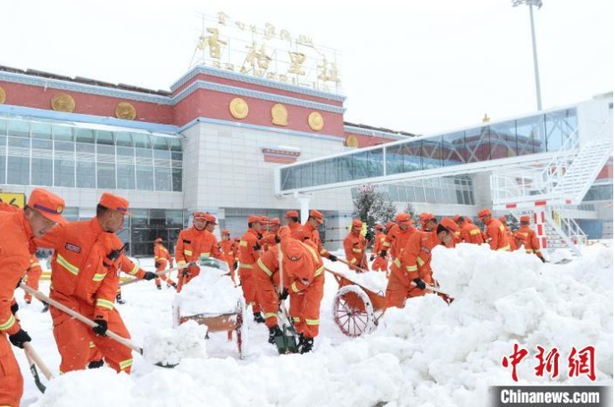 云南森林消防总队：风雪中奋战150分钟抢通高原机场