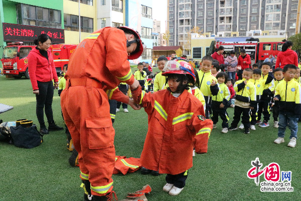 云南富源举办“119消防宣传月”活动启动仪式